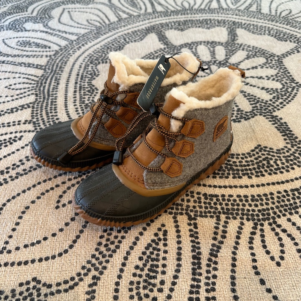 Sorel Out and and about kids Quarry/Camel size 3 NWT, never worn